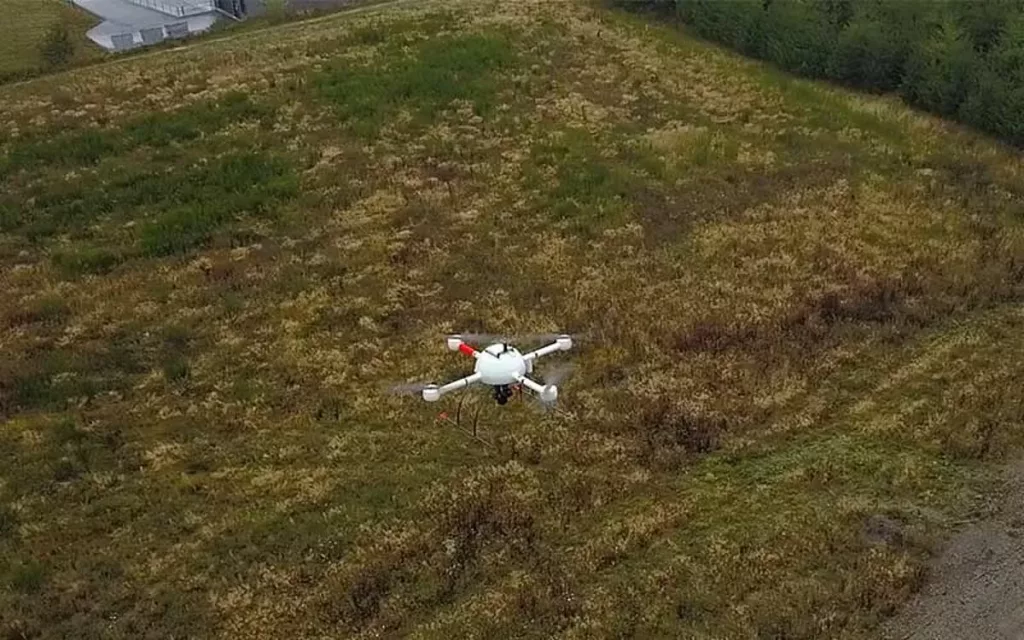 Fliegende Drohne bei der Vermessung von Gelände
