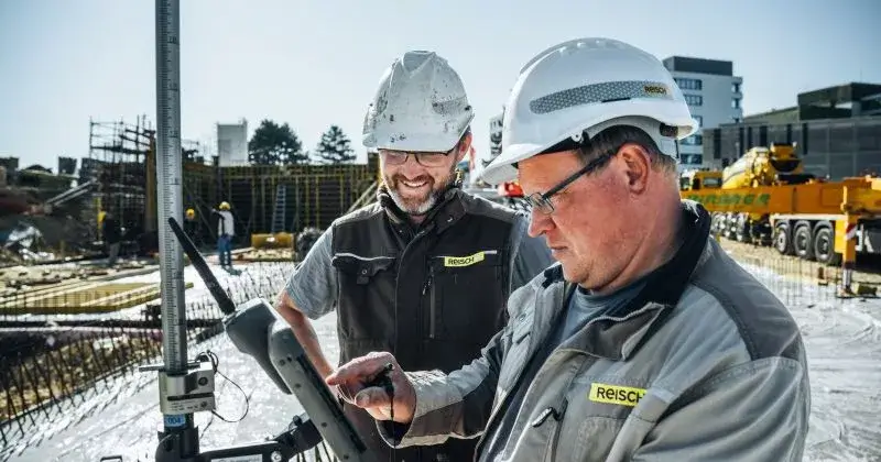 Reisch Mitarbeiter auf der Baustelle mit RIB Software