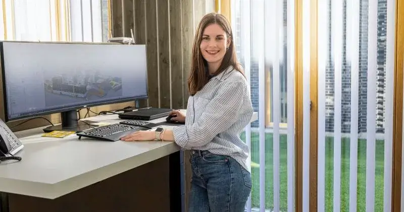 Mitarbeiter Georg Reisch im Büro