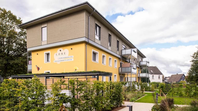 In Dortmund-Bergmannsgrün wurden 16 Gebäude für die Vivawest mit einer nachhaltigen technischen Gebäudeausstattung mit Wärmepumpen und Fußbodenheizungen, intelligent gedämmten Fassaden sowie neuen Bädern, Fenstern und Heizkörpern ausgestattet.