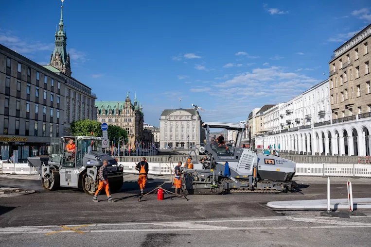 Straßenbauarbeiten am Jungfernstieg Hamburg.